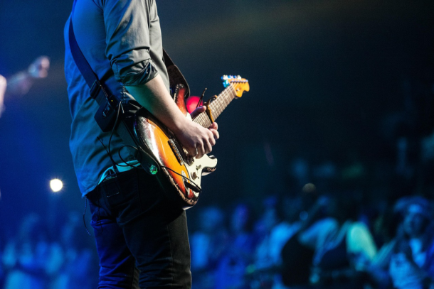 Gitarrist spielt bei Konzert auf Bühne